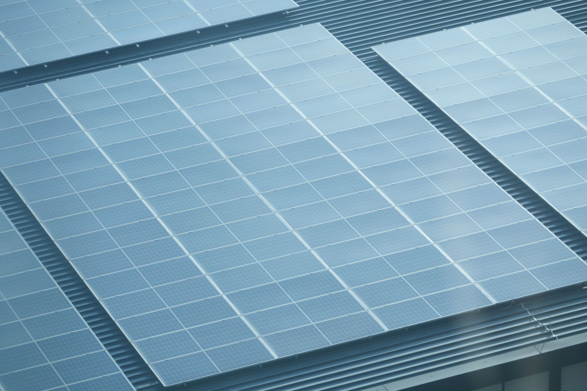 Panneaux solaires sur un toit de maison