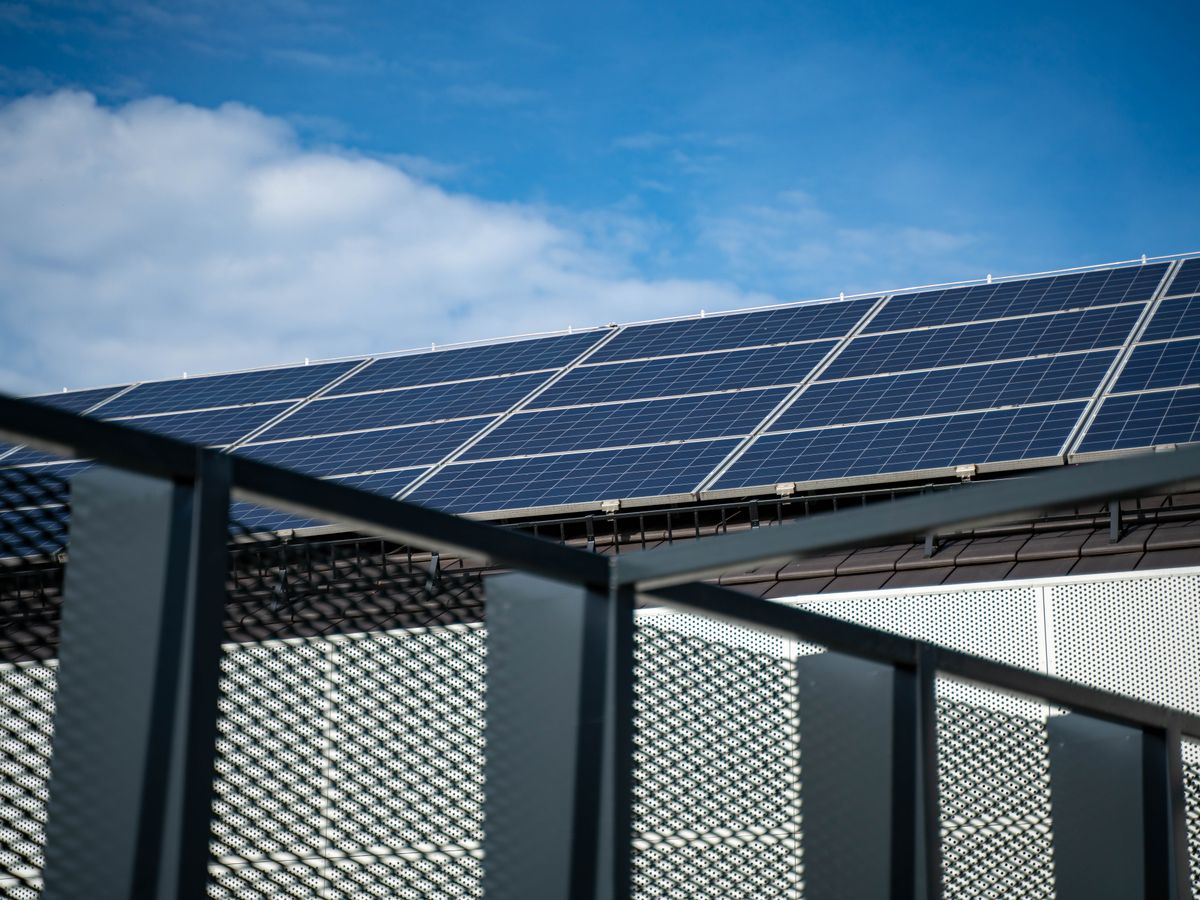 Pose de panneaux solaires photovoltaïques sur une toiture